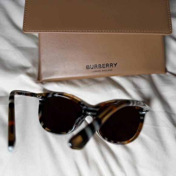 Burberry 55mm Phantos Sunglasses - Picture 4 of 10